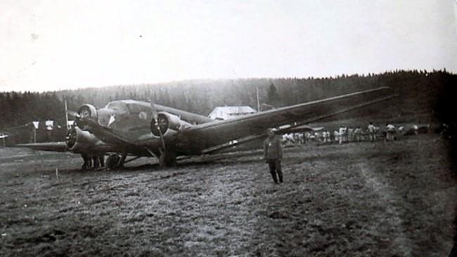 Tysk fly på Hattfjelldal flyplass - Klikk for stort bilde
