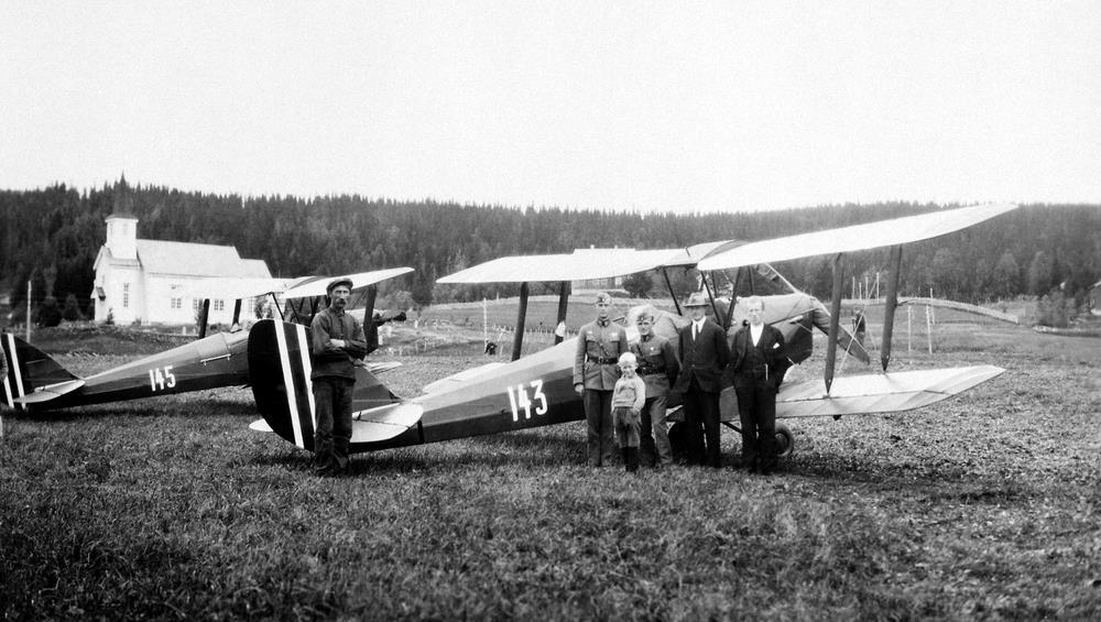 Det aller første flyet lander i Hattfjelldal i 1933 - Klikk for stort bilde