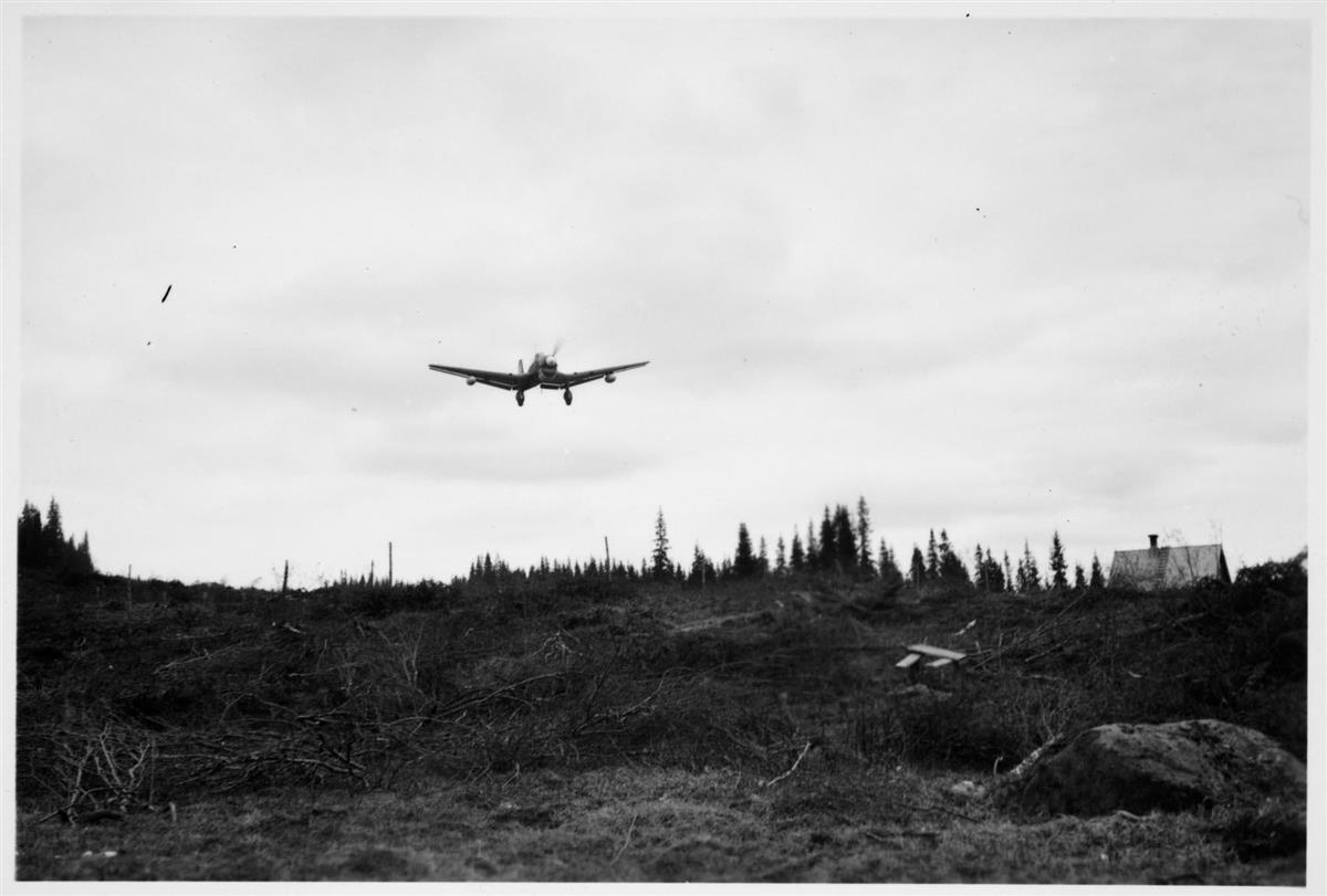 Tysk fly lander i Hattfjelldal etter bombingen av Narvik  - Klikk for stort bilde