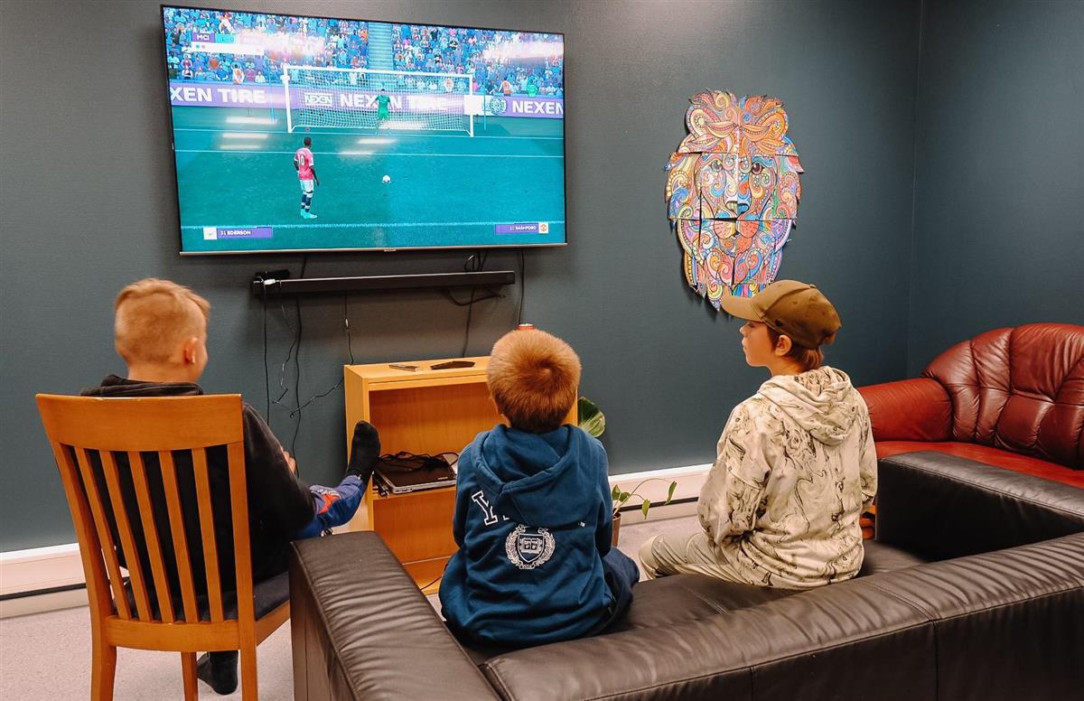 Gutter ser på fotballkamp på ungdomsklubben i Hattfjelldal - Klikk for stort bilde