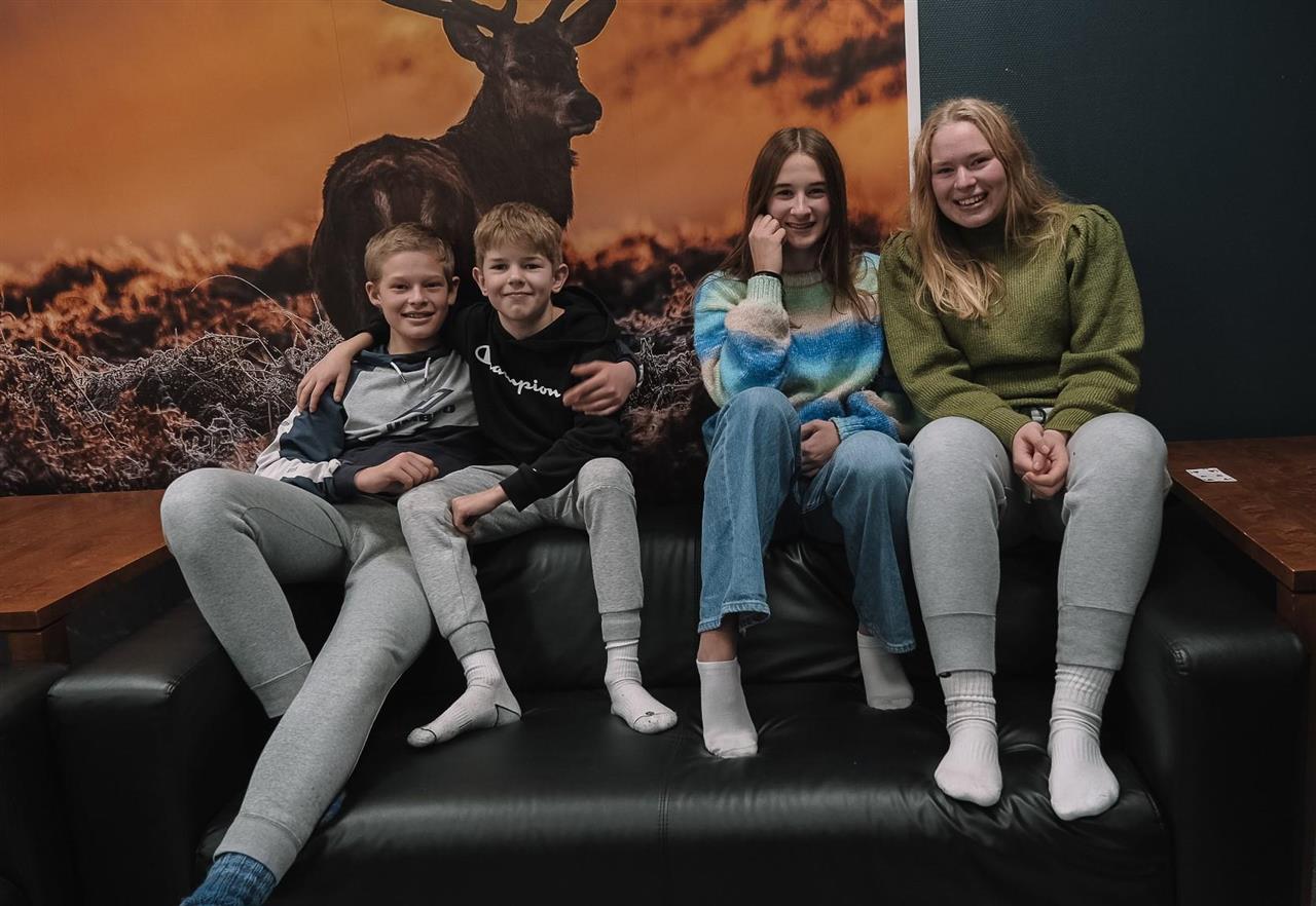 Fire ungdommer i en sofa på ungdomsklubben i Hattfjelldal - Klikk for stort bilde